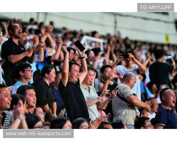 _现场气氛火爆，粉丝欢呼声经久不息！_，现场气氛爆棚